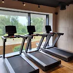 Modern With Sauna & Parking Near Arena By Renters Apartment *