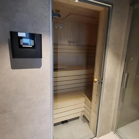 Modern With Sauna & Parking Near Arena By Renters *