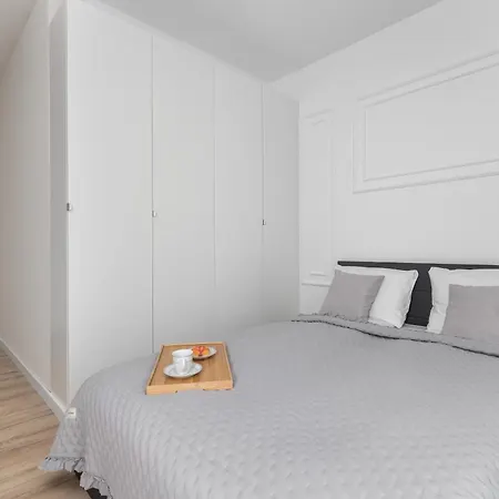 Bright & Modern With Parking Near Arena By Renters Apartamento
