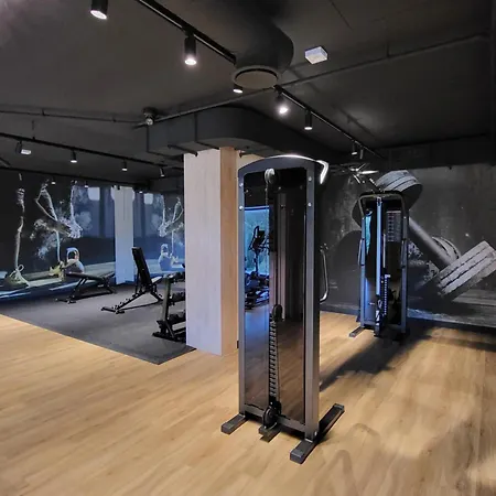 Modern With Sauna & Parking Near Arena By Renters Apartamento