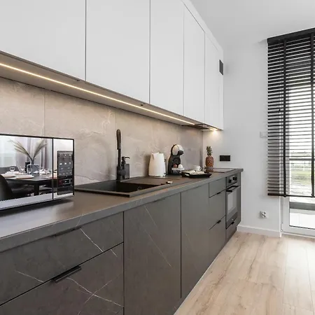 Modern With Sauna & Parking Near Arena By Renters *