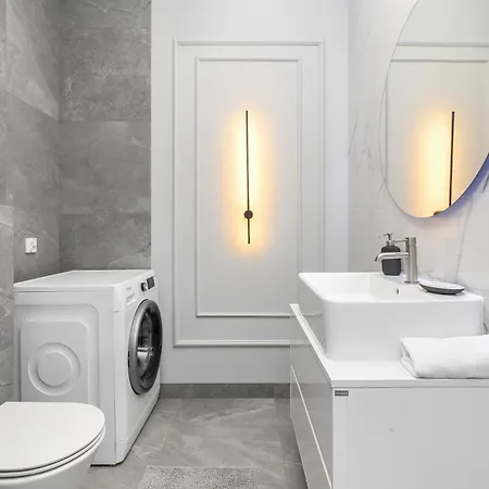 Modern With Sauna & Parking Near Arena By Renters Apartamento