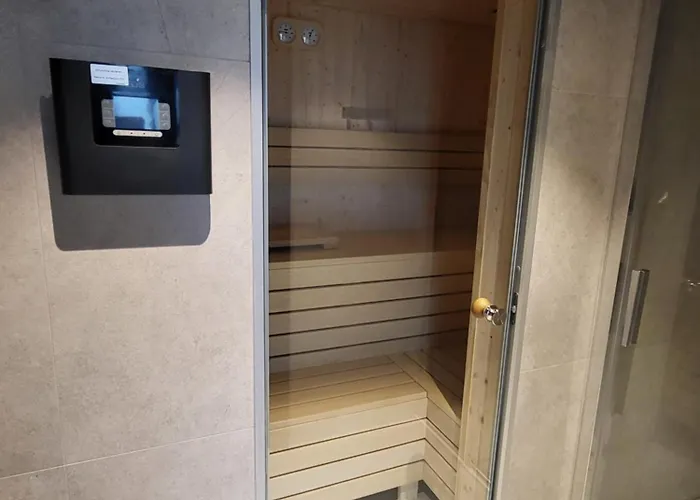 Modern With Sauna & Parking Near Arena By Renters *